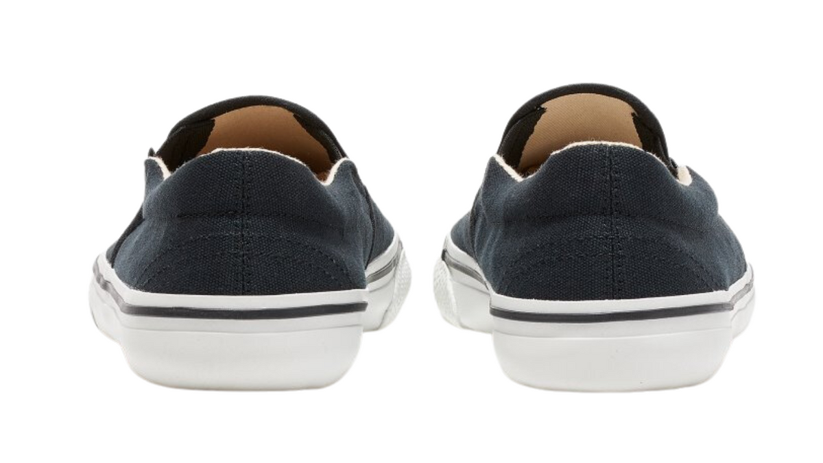 Barfußschuh für Erwachsene als Paar mit geschlossener Ferse, Schlupfform ohne Verschluss, flacher flexibler Sohle, Rückansicht.