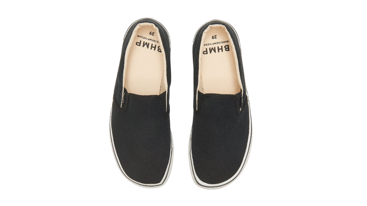 Barfußschuh für Erwachsene als Paar mit breiter Zehenbox, geschlossenem Zehenbereich, geschlossener Ferse, Schlupfform ohne Verschluss, flacher flexibler Sohle, Draufsicht.