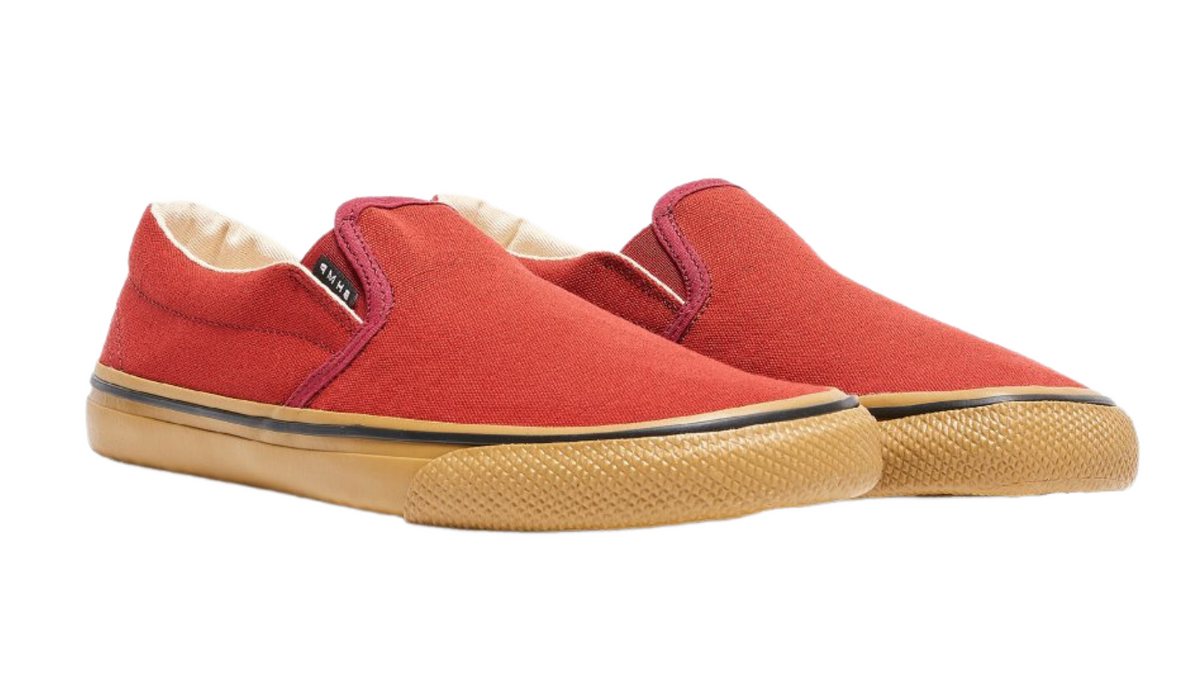 Barfußschuh für Erwachsene als Paar mit breiter Zehenbox, geschlossenem Zehenbereich, geschlossener Ferse, Schlupfform ohne Verschluss, flacher flexibler Sohle, schräge Vorderansicht.