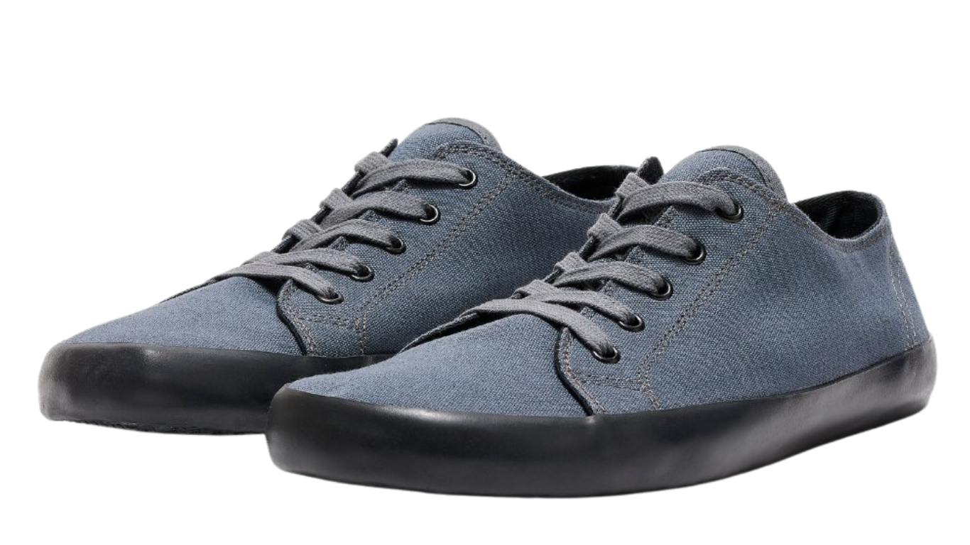 Barfußschuh für Erwachsene mit breiter Zehenbox, Schnürung, geschlossene Zehen, geschlossener Fersenbereich, schräge Vorderansicht als Paar