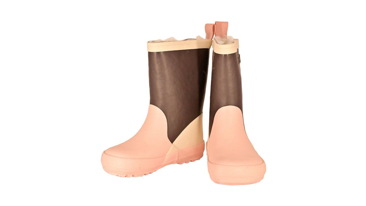 Kinder-Barfußgummistiefel als Paar mit breiter Zehenbox, geschlossenem Zehenbereich, geschlossenem Fersenbereich, hohem Schaft, flexible Sohle, schräge Vorderansicht.