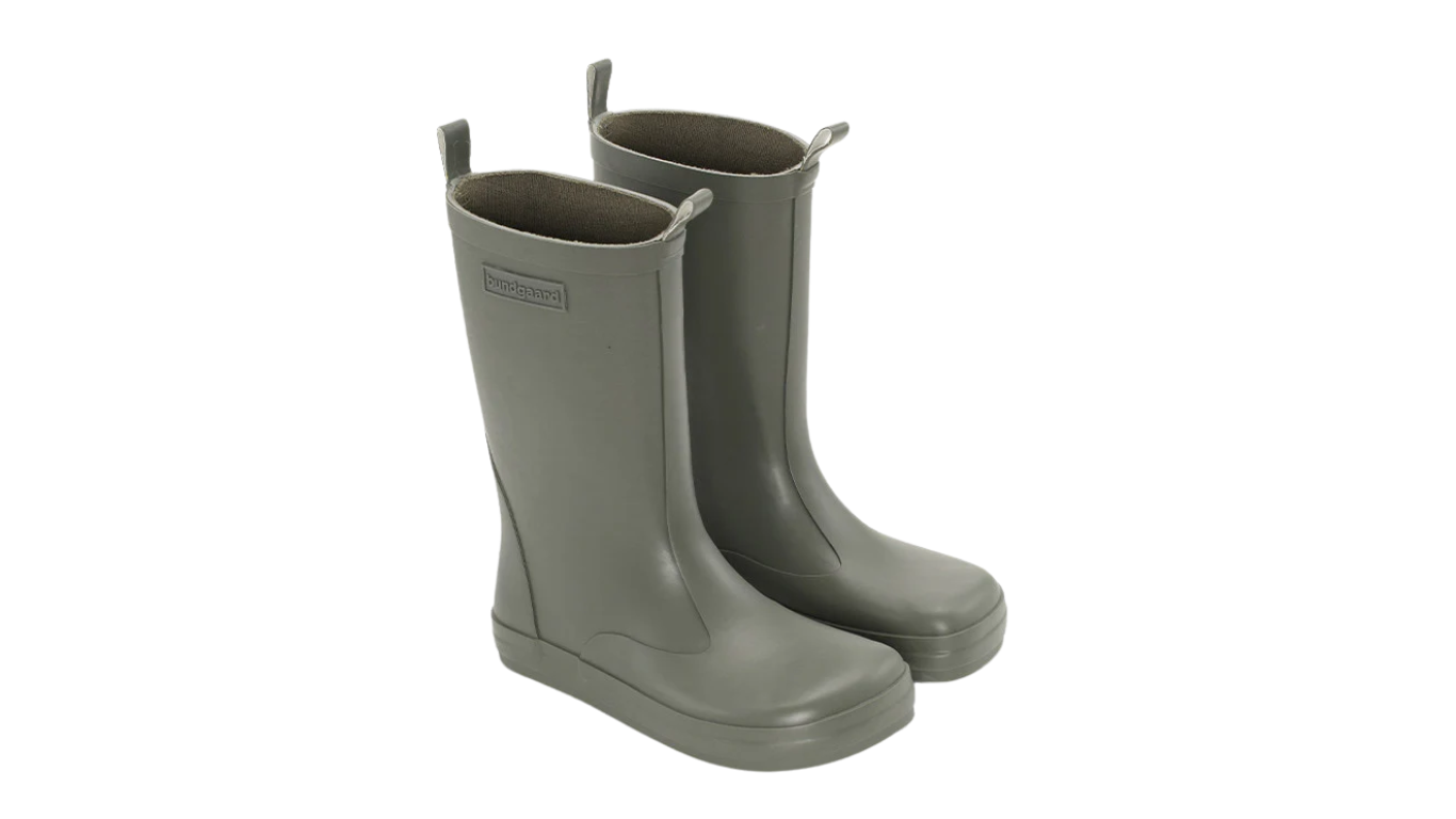 Kinder-Barfußgummistiefel mit breiter Zehenbox, geschlossenem Zehenbereich, geschlossenem Fersenbereich, hohem Schaft, Schlupfform ohne Verschluss, flexible Sohle, schräge Vorderansicht.