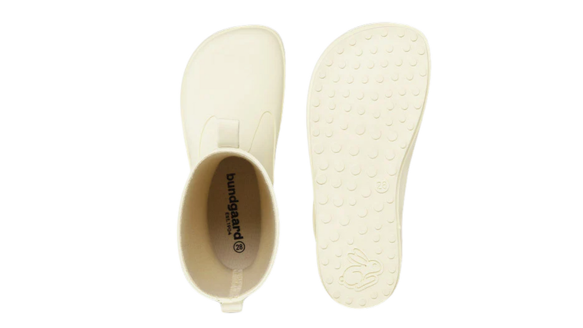 Kinder-Barfußgummistiefel als Paar mit breiter Zehenbox, geschlossenem Zehenbereich, geschlossenem Fersenbereich, hohem Schaft, flexible Sohle, Draufsicht und Ansicht von unten.