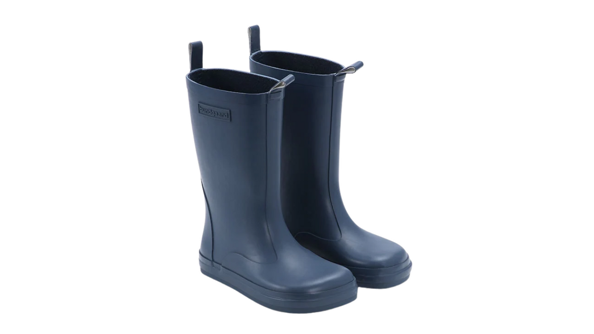 Kinder-Barfußgummistiefel als Paar mit breiter Zehenbox, geschlossenem Zehenbereich, geschlossenem Fersenbereich, hohem Schaft, flexible Sohle, schräge Vorderansicht.