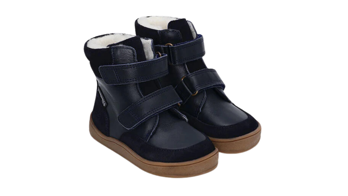 Barfußstiefel mit Klettverschluss, breite Zehenbox, flexible Sohle, geschlossener Schaft, geschlossener Fersenbereich, schräge Vorderansicht, Paar