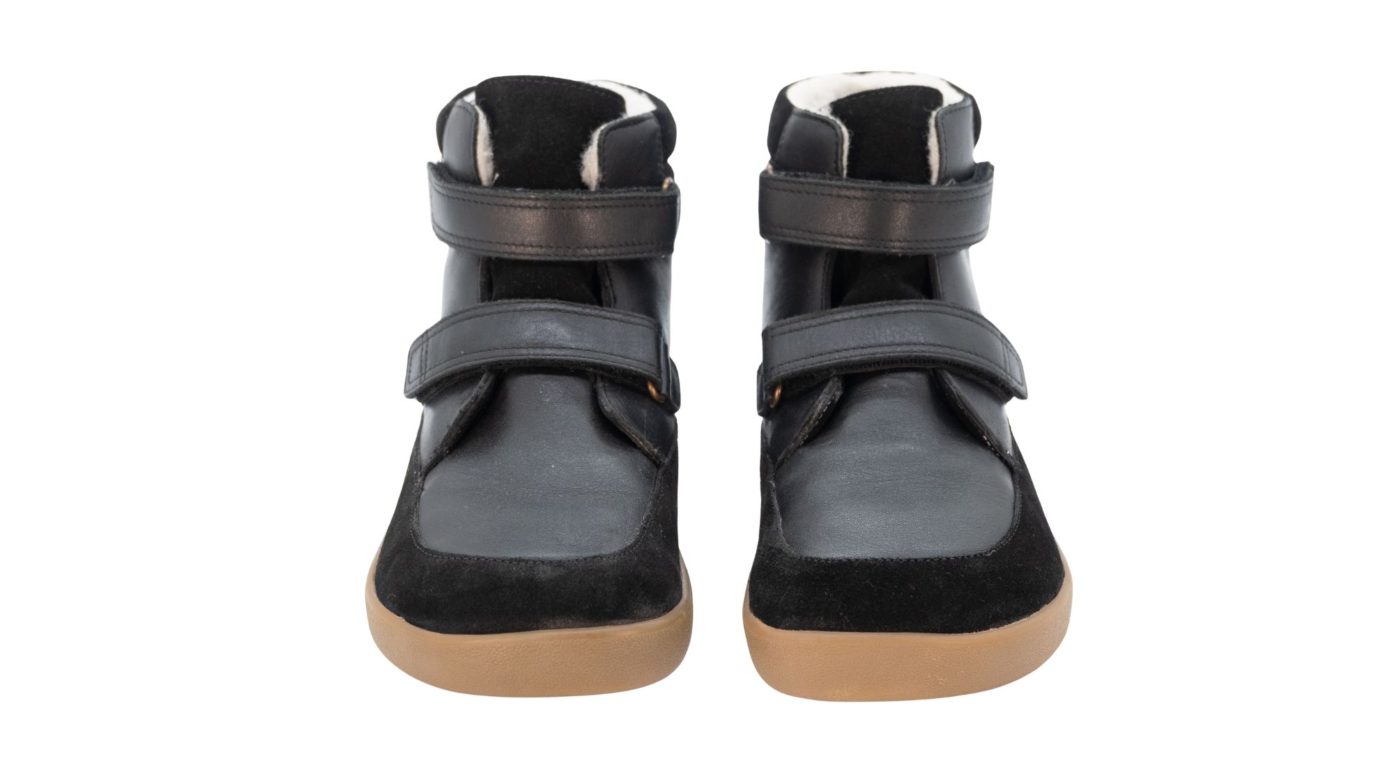 Kinder-Barfußwinterstiefel als Paar mit geschlossenem Zehenbereich, geschlossener Ferse, hohem Schaft, Klettverschluss, flacher flexibler Sohle, Vorderansicht.