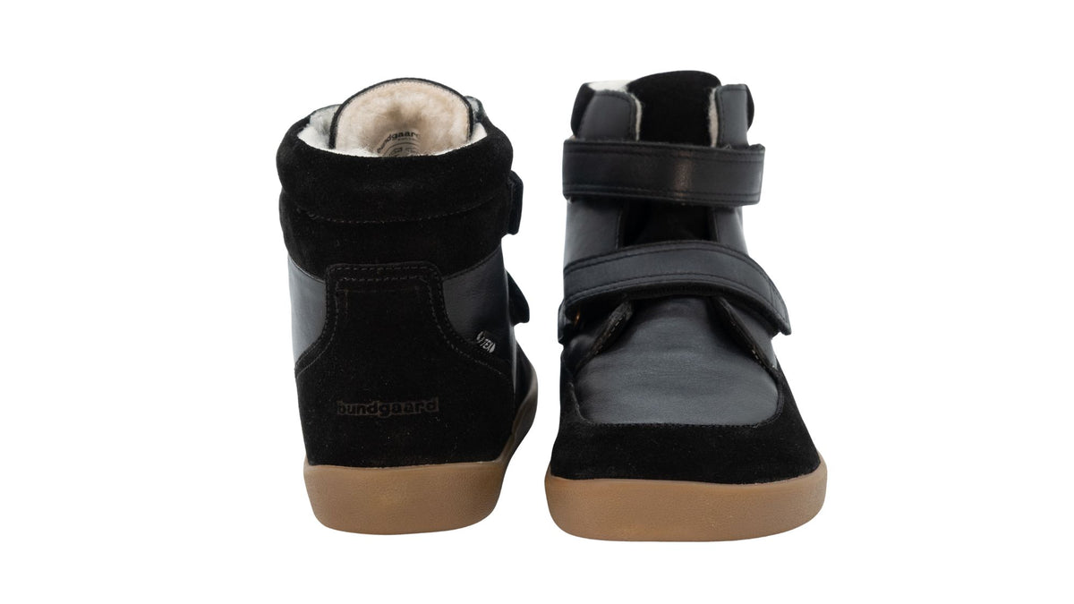 Kinder-Barfußwinterstiefel als Paar mit geschlossenem Zehenbereich, geschlossener Ferse, hohem Schaft, Klettverschluss, flacher flexibler Sohle, Vorder- und Rückansicht.