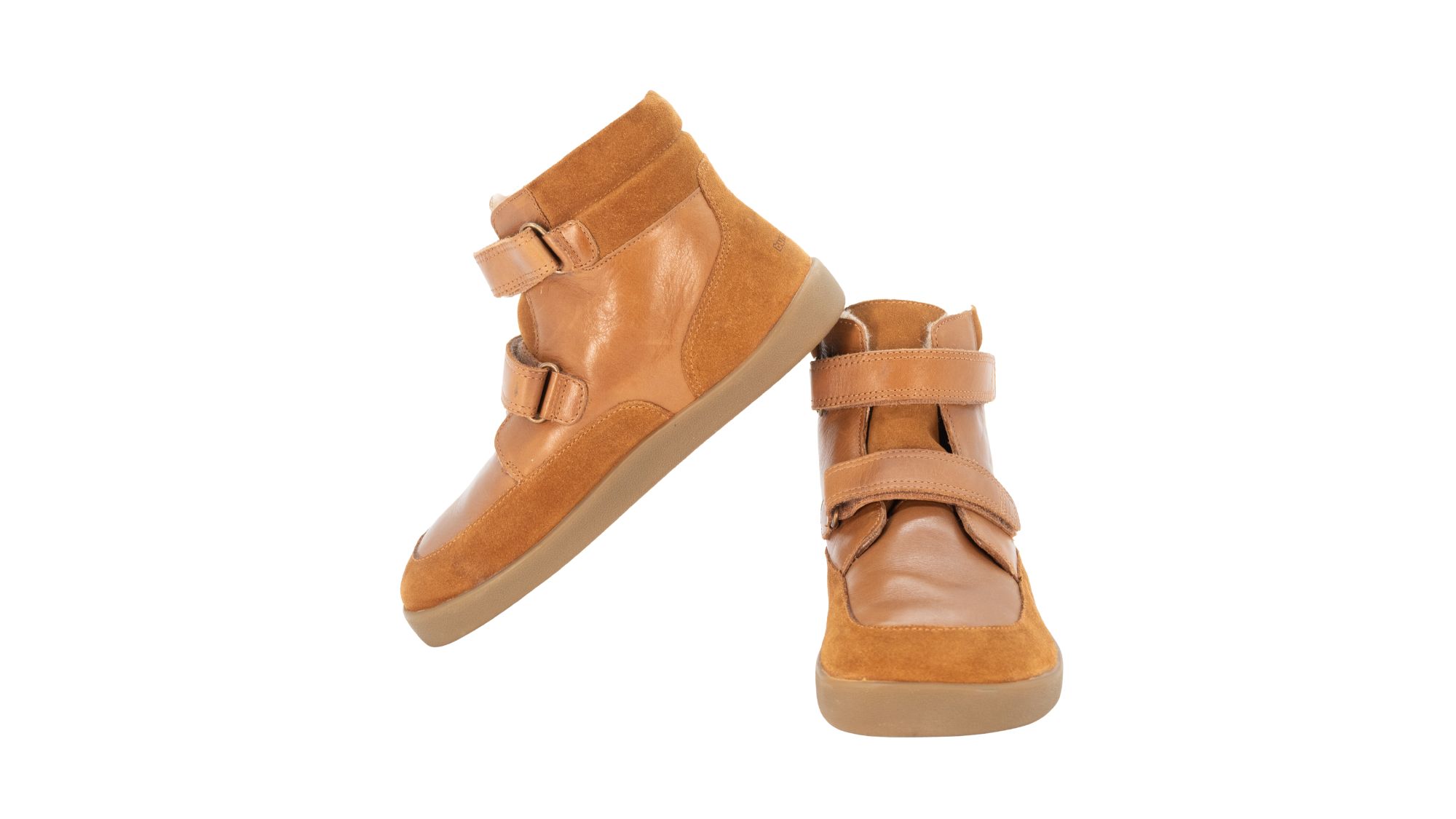 Kinder-Barfußwinterstiefel mit breiter Zehenbox, geschlossenem Zehenbereich, geschlossener Ferse, hohem Schaft, Klettverschluss, flacher flexibler Sohle, schräge Vorderansicht.