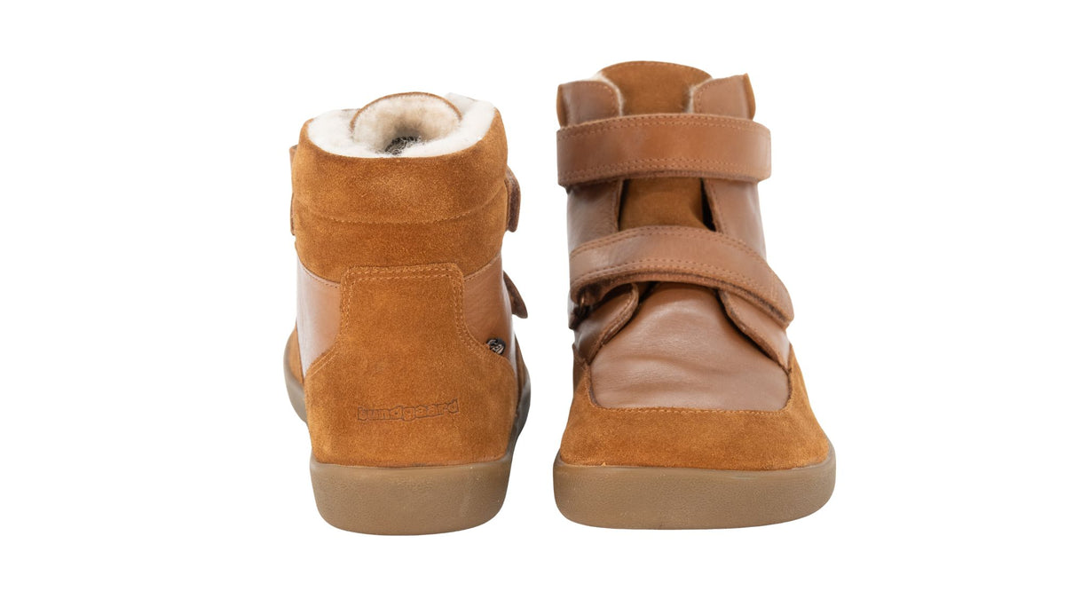 Kinder-Barfußwinterstiefel als Paar mit geschlossenem Zehenbereich, geschlossener Ferse, hohem Schaft, Klettverschluss, flacher flexibler Sohle, Vorder- und Rückansicht.