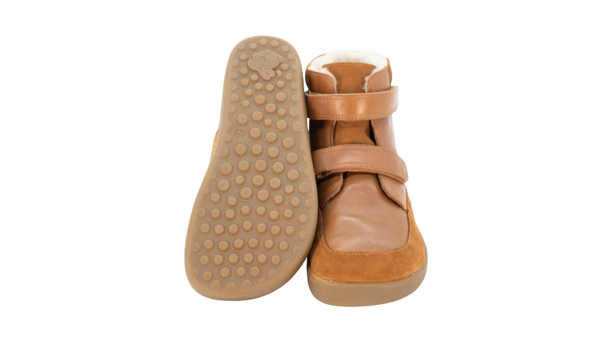 Kinder-Barfußwinterstiefel mit flacher, flexibler Sohle und strukturiertem Profil, Ansicht von unten.