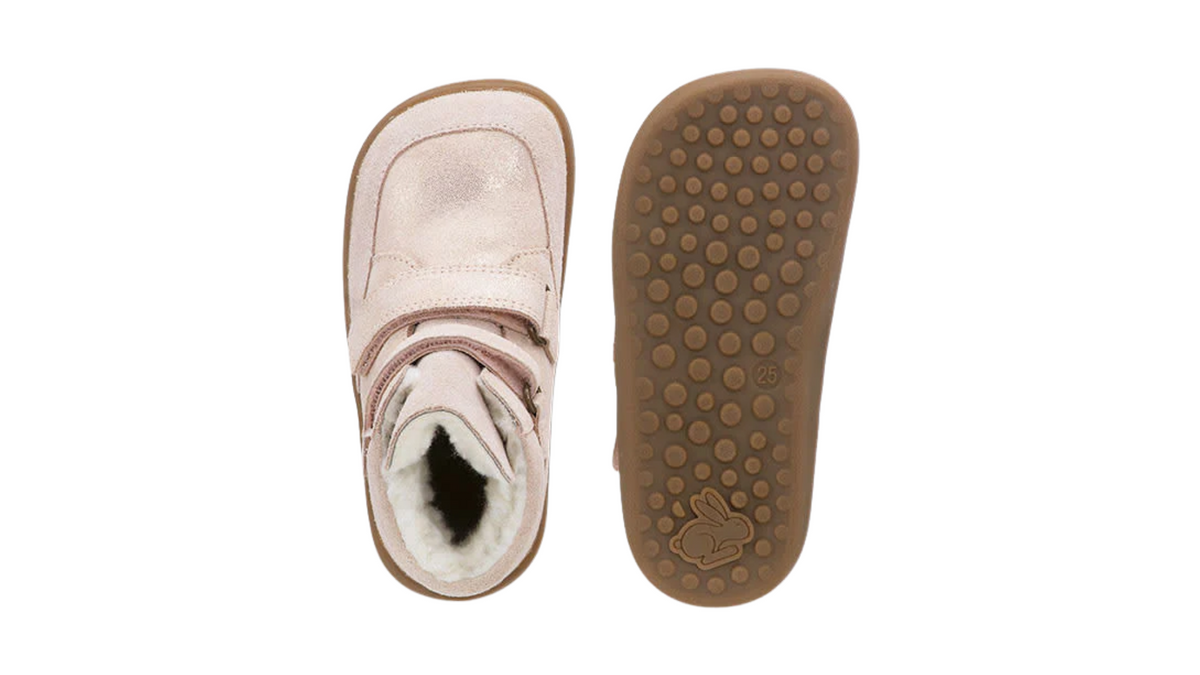Kinder-Barfußwinterstiefel mit breiter Zehenbox, geschlossenem Zehenbereich, geschlossener Ferse, Riemenkonstruktion, flexible Sohle, Draufsicht und Ansicht von unten.