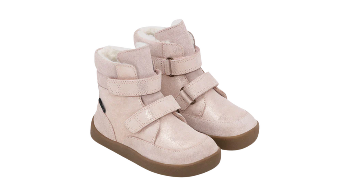Kinder-Barfußwinterstiefel als Paar mit breiter Zehenbox, geschlossenem Zehenbereich, geschlossener Ferse, Riemenkonstruktion, hohem Schaft, flexible Sohle, schräge Vorderansicht.
