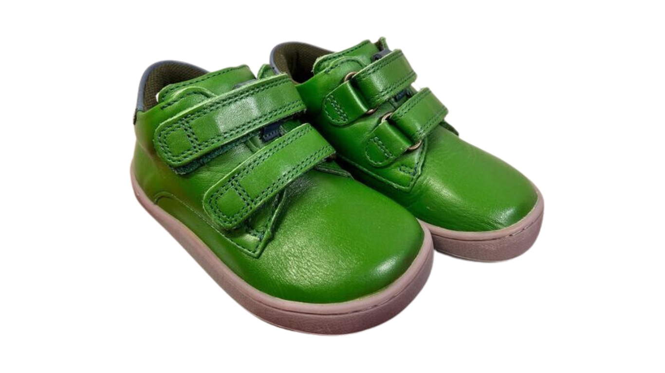 Barfußschuh mit zwei Klettverschlüssen, breite Zehenbox, flexible Sohle, geschlossener Fersenbereich, schräge Vorderansicht als Paar
