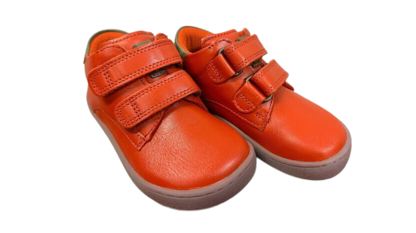 Barfußschuh mit zwei Klettverschlüssen, breite Zehenbox, flexible Sohle, geschlossener Fersenbereich, schräge Vorderansicht als Paar