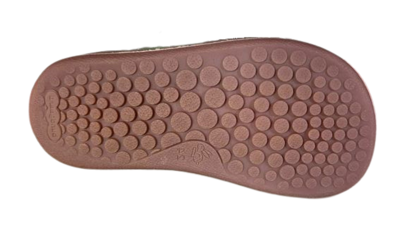 Barfußschuh mit zwei Klettverschlüssen, breite Zehenbox, flexible Sohle, geschlossener Fersenbereich, Ansicht von unten