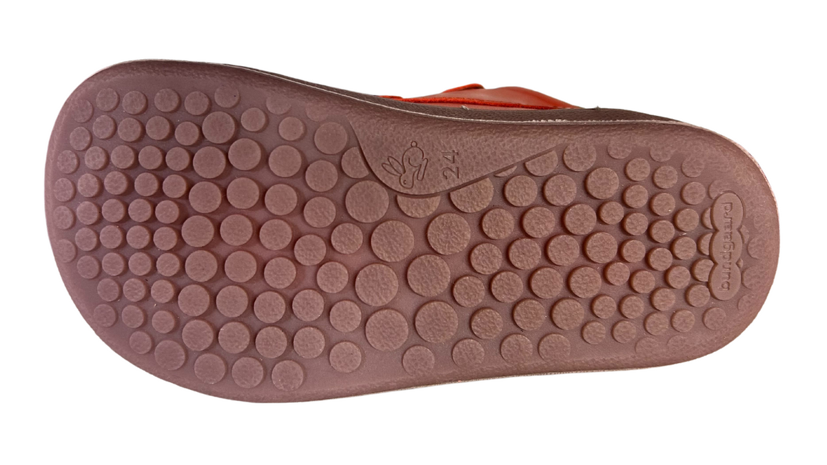 Barfußschuh mit zwei Klettverschlüssen, breite Zehenbox, flexible Sohle, geschlossener Fersenbereich, Ansicht von unten