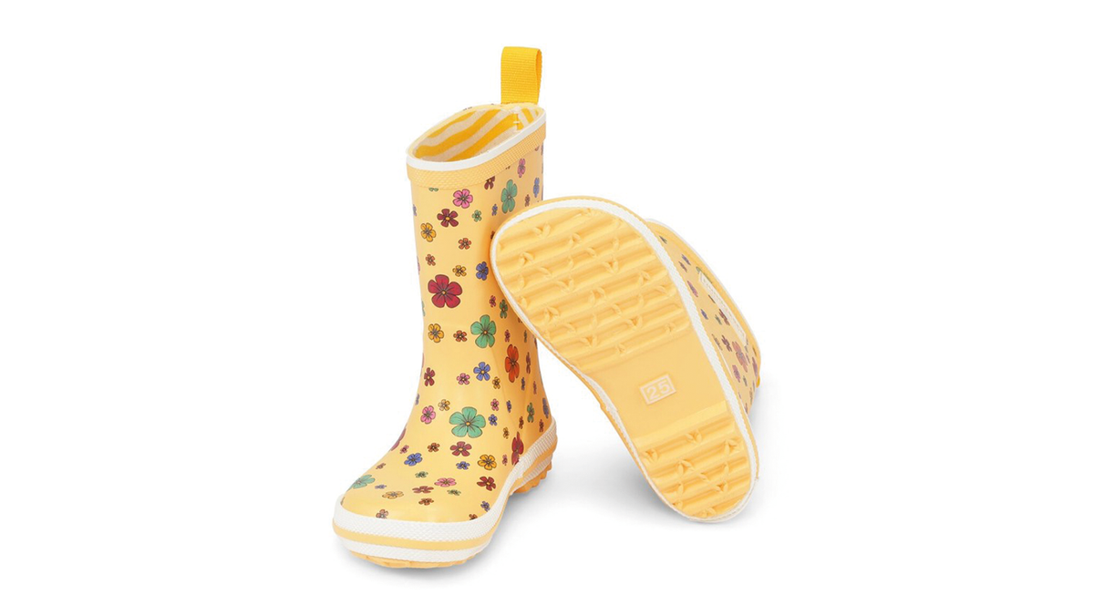 Gummistiefel für Kinder, hoher Schaft, geschlossene Zehen und geschlossener Fersenbereich, profilierte Sohle, schräge Vorderansicht und Ansicht von unten, Paar