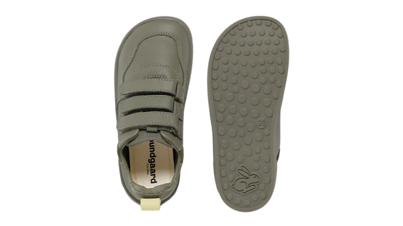 Barfußschuh mit drei Klettverschlüssen, breite Zehenbox, flexible Sohle, geschlossener Fersenbereich, Draufsicht und Ansicht von unten, Paar
