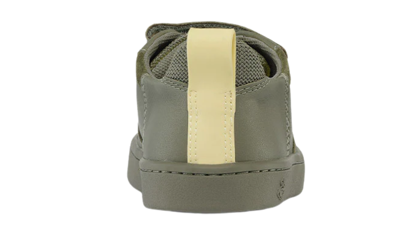 Barfußschuh mit drei Klettverschlüssen, breite Zehenbox, flexible Sohle, geschlossener Fersenbereich, Rückansicht