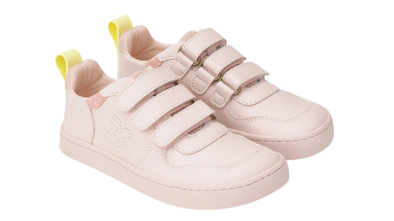 Barfußschuh mit drei Klettverschlüssen, breite Zehenbox, flexible Sohle, geschlossener Fersenbereich, schräge Vorderansicht, Paar