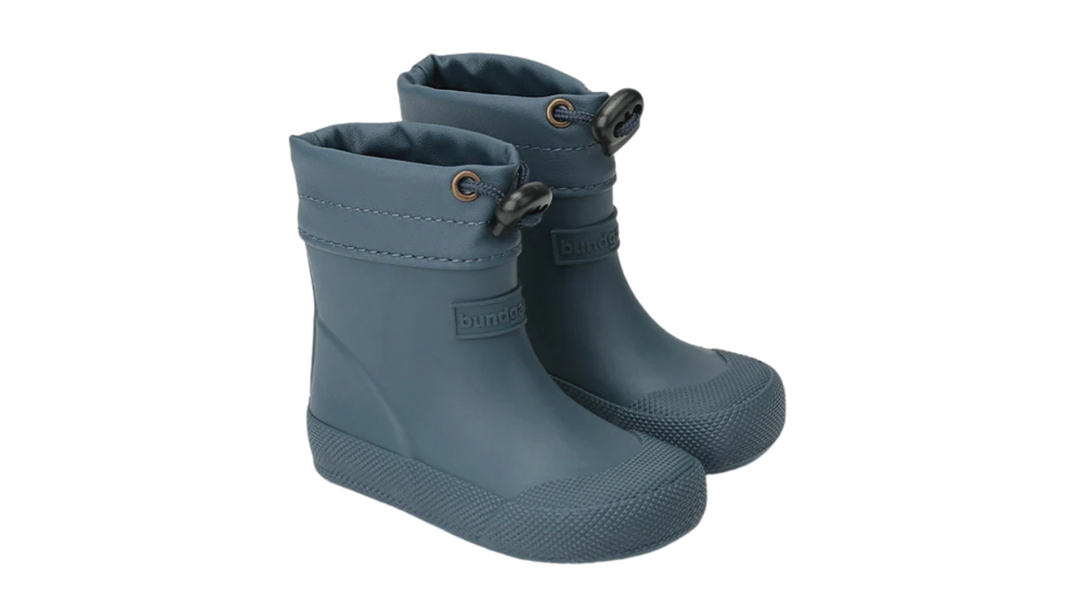 Barfußgummistiefel mit breiter Zehenbox, flexibler Sohle, geschlossenem Schaft, geschlossener Fersenbereich, schräge Vorderansicht, Paar