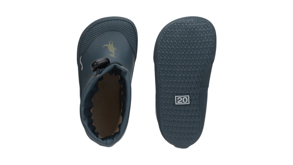Kinder-Barfußgummistiefel mit breiter Zehenbox, geschlossenem Zehenbereich, geschlossenem Fersenbereich, hohem Schaft, Schlupfform mit Kordelzug, flexible Sohle, Draufsicht und Ansicht von unten.