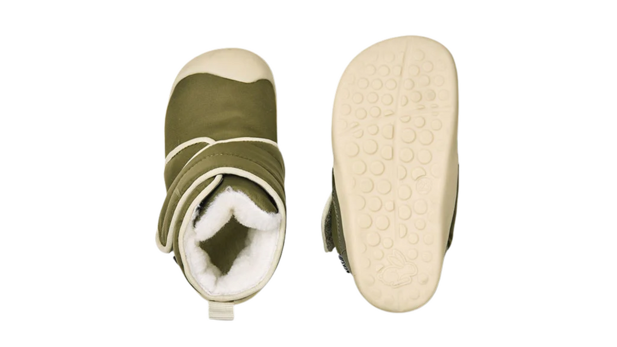 Kinder-Barfußwinterstiefel mit breiter Zehenbox, geschlossenem Zehenbereich, geschlossener Ferse, Riemenkonstruktion, flexibler Sohle, Draufsicht und Ansicht von unten.
