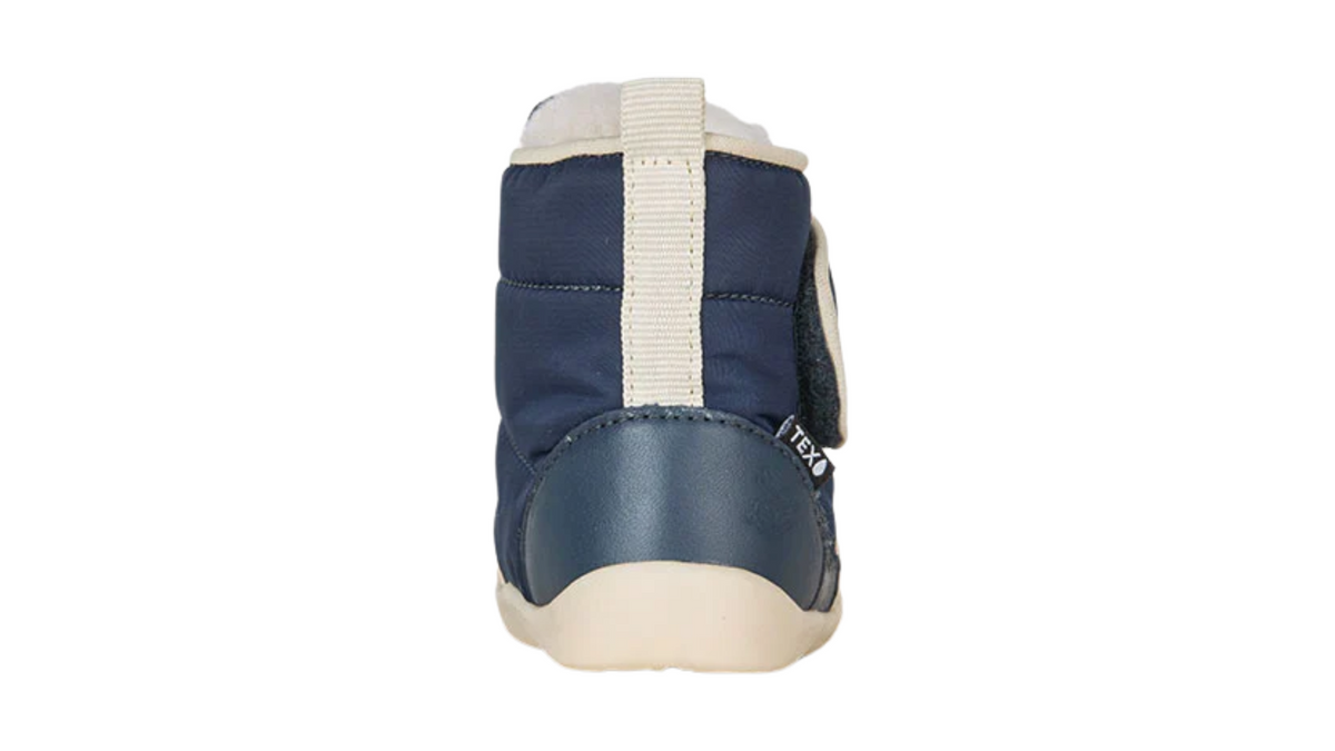 Kinder-Barfußwinterstiefel mit geschlossenem Zehenbereich, geschlossener Ferse, hohem Schaft, Riemenkonstruktion, flacher flexibler Sohle, Rückansicht.