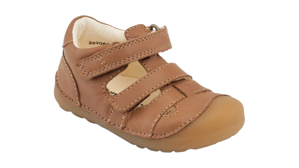 Barfußsandale mit zwei Klettverschlüssen und Riemenkonstruktion, geschlossener Zehen- und Fersenbereich, flexible Sohle, schräge Vorderansicht, einzelner Schuh