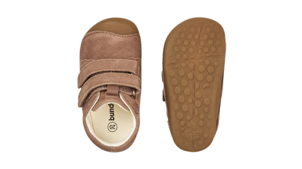 Kinder-Barfußschuh mit breiter Zehenbox, geschlossenem Zehenbereich, geschlossenem Fersenbereich, Klettverschluss, flacher flexibler Sohle, Draufsicht und Ansicht von unten.