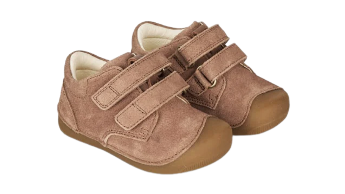 Kinder-Barfußschuh mit breiter Zehenbox, geschlossenem Zehenbereich, geschlossenem Fersenbereich, Klettverschluss, flacher flexibler Sohle, schräge Vorderansicht.