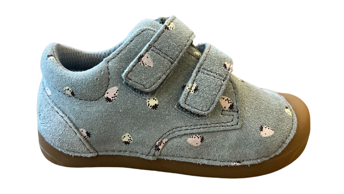 Barfußschuh mit zwei Klettverschlüssen, breite Zehenbox, flexible Sohle, geschlossener Fersenbereich, Seitenansicht außen, einzelner Schuh