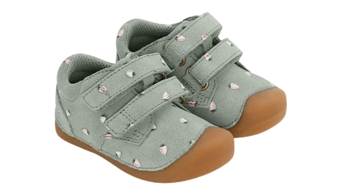 Barfußschuh mit zwei Klettverschlüssen, breite Zehenbox, flexible Sohle, geschlossener Fersenbereich, schräge Vorderansicht als Paar