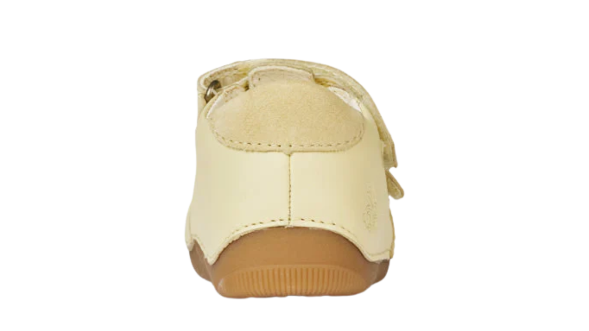 Kinder-Barfußschuh mit breiter Zehenbox, geschlossenem Zehenbereich, geschlossenem Fersenbereich, Riemenkonstruktion mit Verschluss, flacher flexibler Sohle, Rückansicht, Einzelschuh