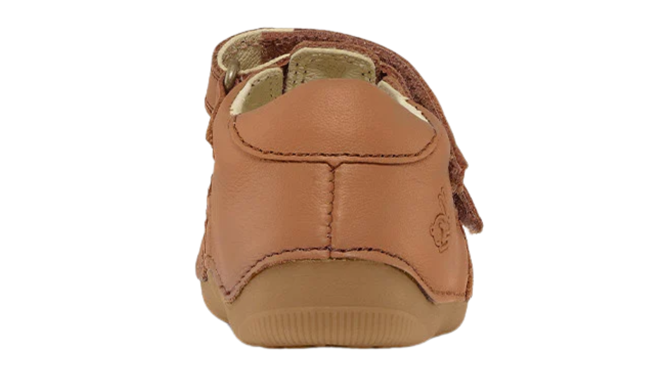Kinder-Barfußschuh mit geschlossenem Fersenbereich, Riemenkonstruktion mit Verschluss, flacher flexibler Sohle, Rückansicht.