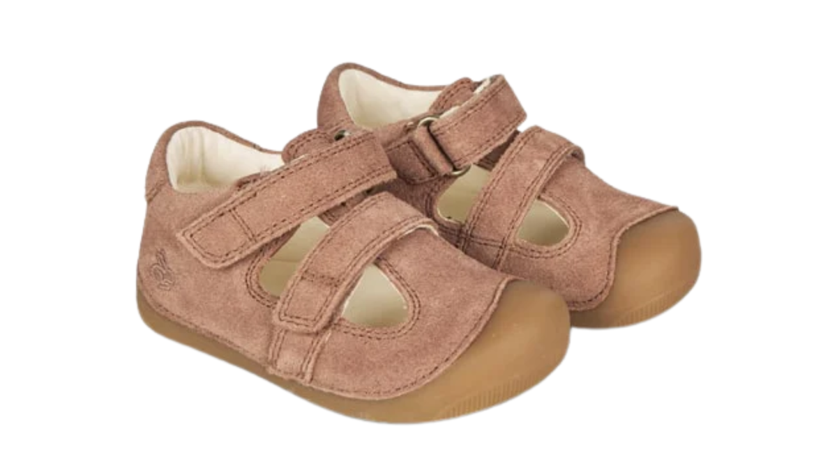Kinder-Barfußschuh mit breiter Zehenbox, geschlossenem Zehenbereich, geschlossenem Fersenbereich, Riemenkonstruktion mit Verschluss, flacher flexibler Sohle, schräge Vorderansicht als Paar
