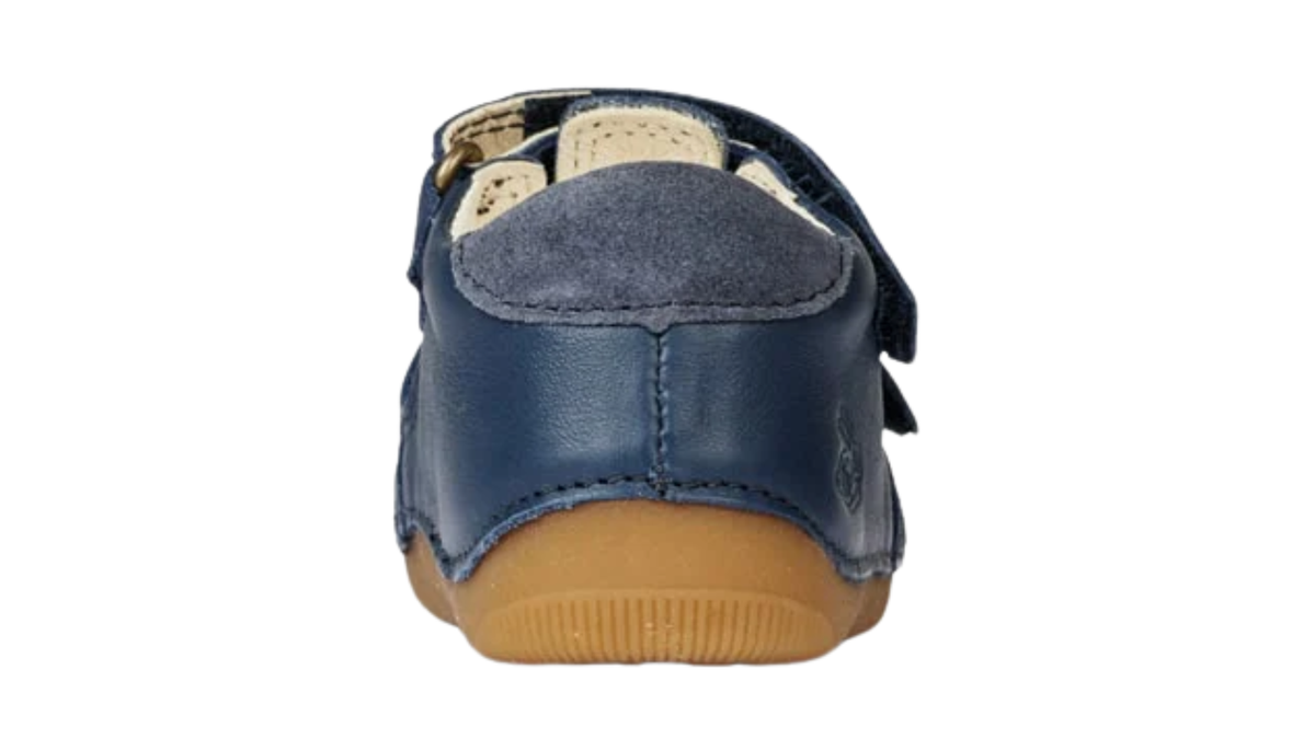 Kinder-Barfußschuh mit breiter Zehenbox, geschlossenem Zehenbereich, geschlossenem Fersenbereich, Riemenkonstruktion mit Verschluss, flacher flexibler Sohle, Rückansicht, Einzelschuh