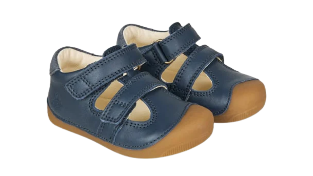 Kinder-Barfußschuh mit breiter Zehenbox, geschlossenem Zehenbereich, geschlossenem Fersenbereich, Riemenkonstruktion mit Verschluss, flacher flexibler Sohle, schräge Vorderansicht als Paar