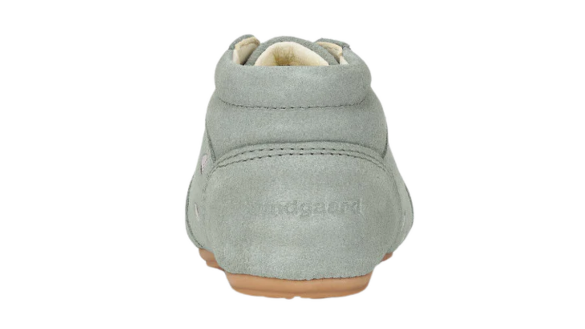 Barfußschuh mit Schnürung, breite Zehenbox, flexible Sohle, geschlossener Fersenbereich, Rückansicht