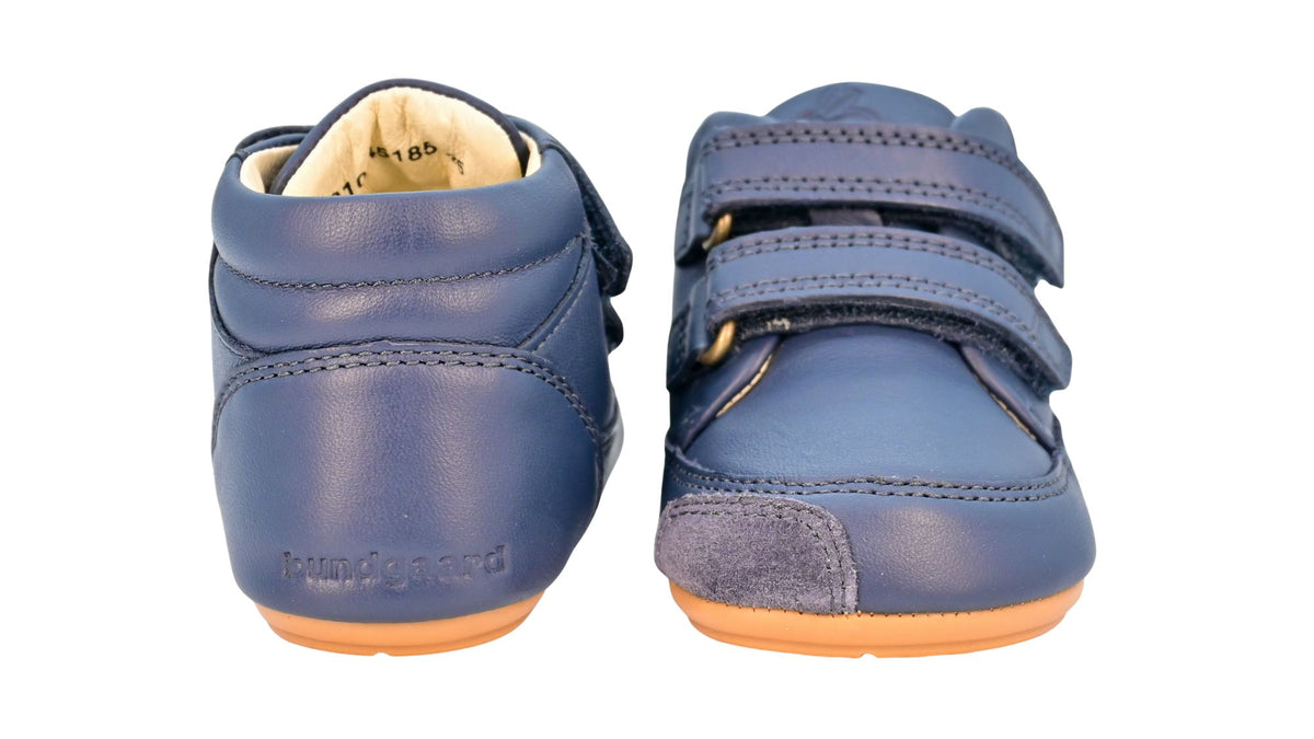 Barfußschuh mit zwei Klettverschlüssen, breite Zehenbox, flexible Sohle, geschlossener Schaft, geschlossener Fersenbereich, Rück- und Vorderansicht