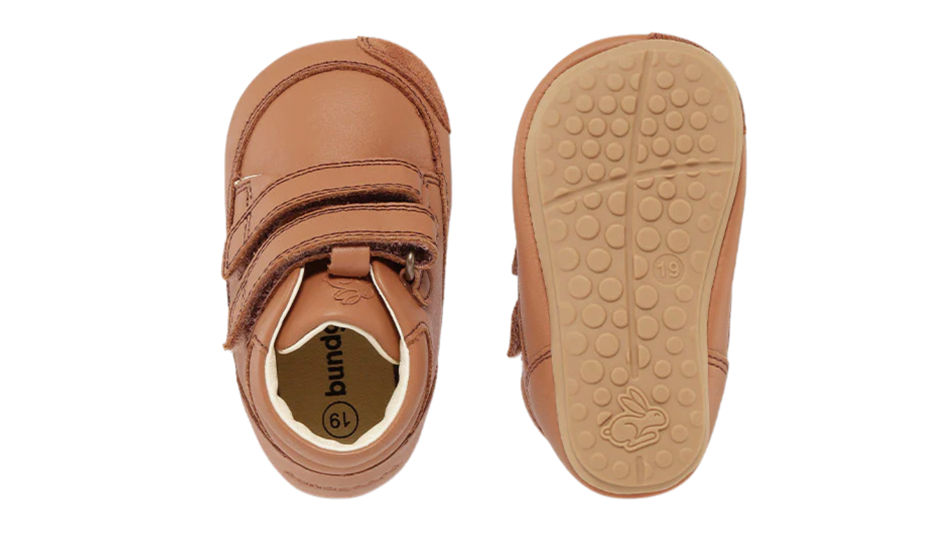 Barfußschuh mit zwei Klettverschlüssen, breite Zehenbox, flexible Sohle, geschlossener Schaft, geschlossener Fersenbereich, Draufsicht und Ansicht von unten