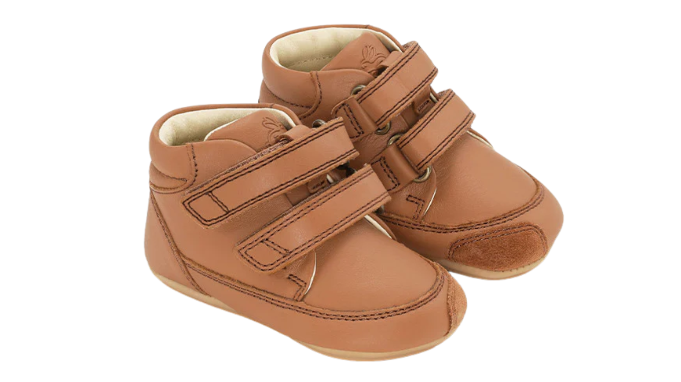 Barfußschuh mit zwei Klettverschlüssen, breite Zehenbox, flexible Sohle, geschlossener Schaft, geschlossener Fersenbereich, schräge Vorderansicht als Paar