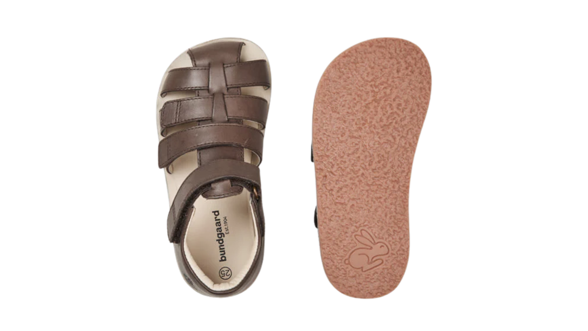Kinder-Barfußsandale mit breiter Zehenbox, offenem Zehenbereich, geschlossenem Fersenbereich, Riemenkonstruktion mit Klettverschluss, flacher flexibler Sohle, Draufsicht und Ansicht von unten.