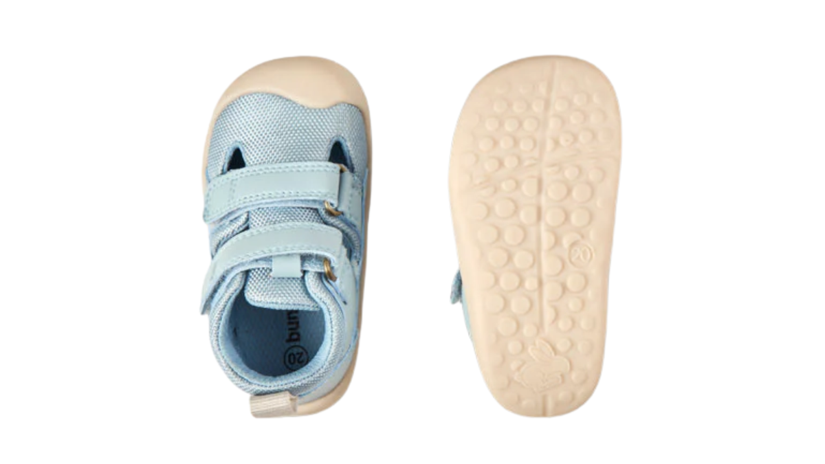 Kinder-Barfußschuh mit breiter Zehenbox, geschlossenem Zehenbereich, geschlossenem Fersenbereich, Klettverschluss, flacher flexibler Sohle, Draufsicht und Ansicht von unten.