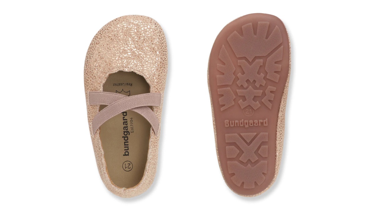 Barfußschuh mit elastischen Riemen über dem Spann, breite Zehenbox, flexible Sohle, geschlossener Fersenbereich, Draufsicht und Ansicht von unten