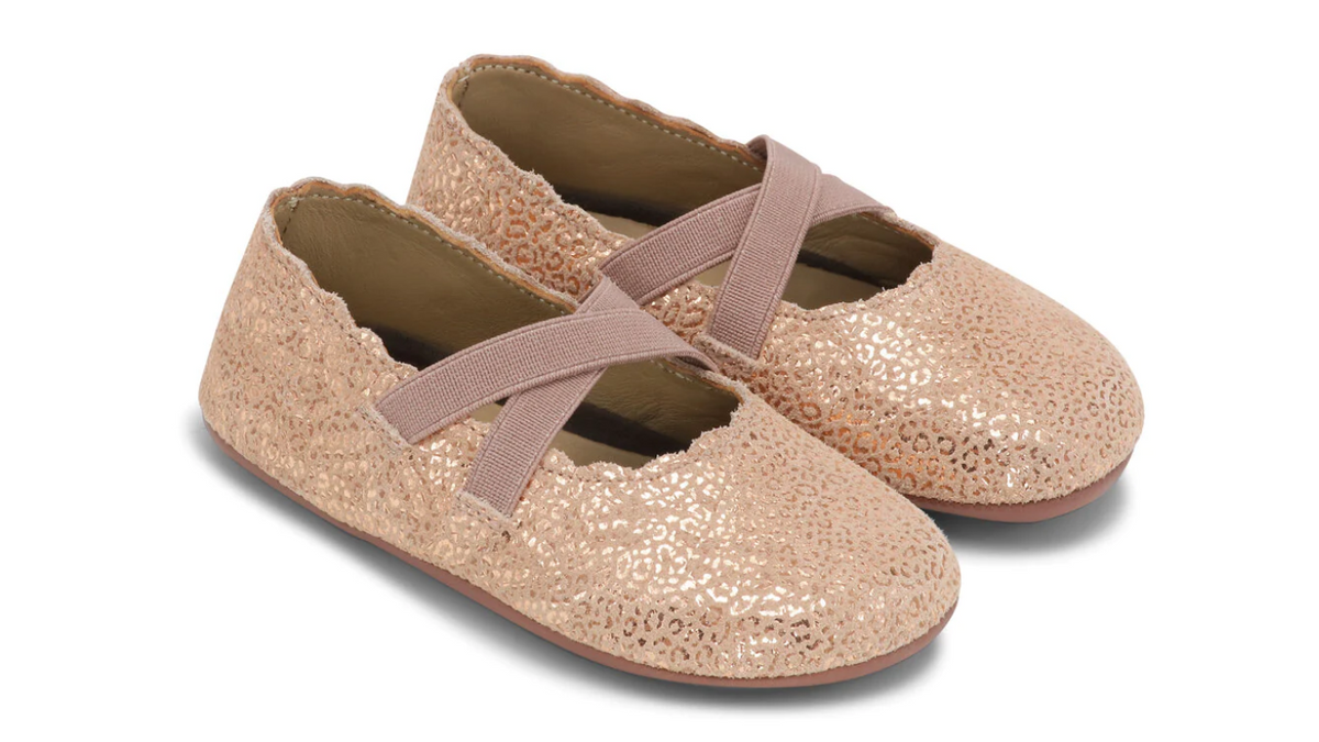 Barfußschuh mit elastischen Riemen über dem Spann, breite Zehenbox, flexible Sohle, geschlossener Fersenbereich, schräge Vorderansicht, Paar