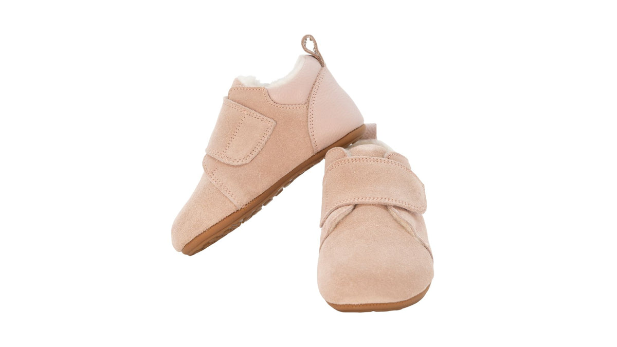 Kinder-Barfußschuh mit breiter Zehenbox, geschlossenem Zehenbereich, geschlossenem Fersenbereich, Klettverschluss, flacher flexibler Sohle, schräge Vorderansicht.