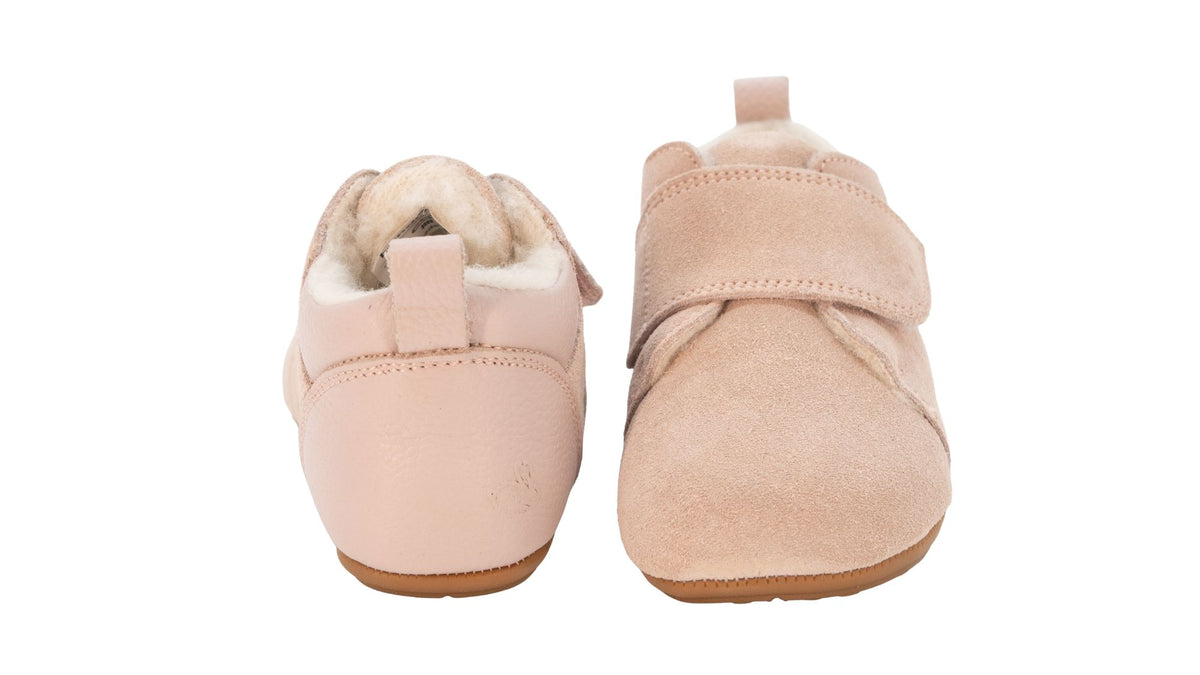 Kinder-Barfußschuh als Paar mit geschlossenem Fersenbereich, Klettverschluss, flacher flexibler Sohle, Rückansicht.
