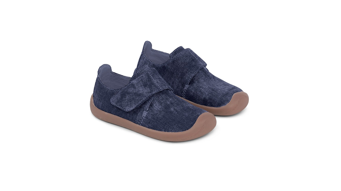 Barfußschuh mit Klettverschluss, breite Zehenbox, flexible Sohle, geschlossener Fersenbereich, schräge Vorderansicht, Paar