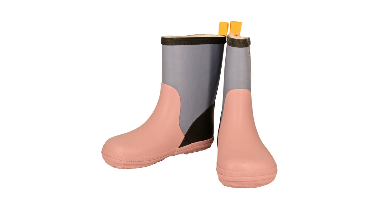 Barfußgummistiefel mit breiter Zehenbox, flexibler Sohle, geschlossenem Schaft, geschlossener Fersenbereich, schräge Vorderansicht, Paar